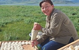 Eine Frau bei der Zubereitung eines traditionellen mongolischen Snacks 